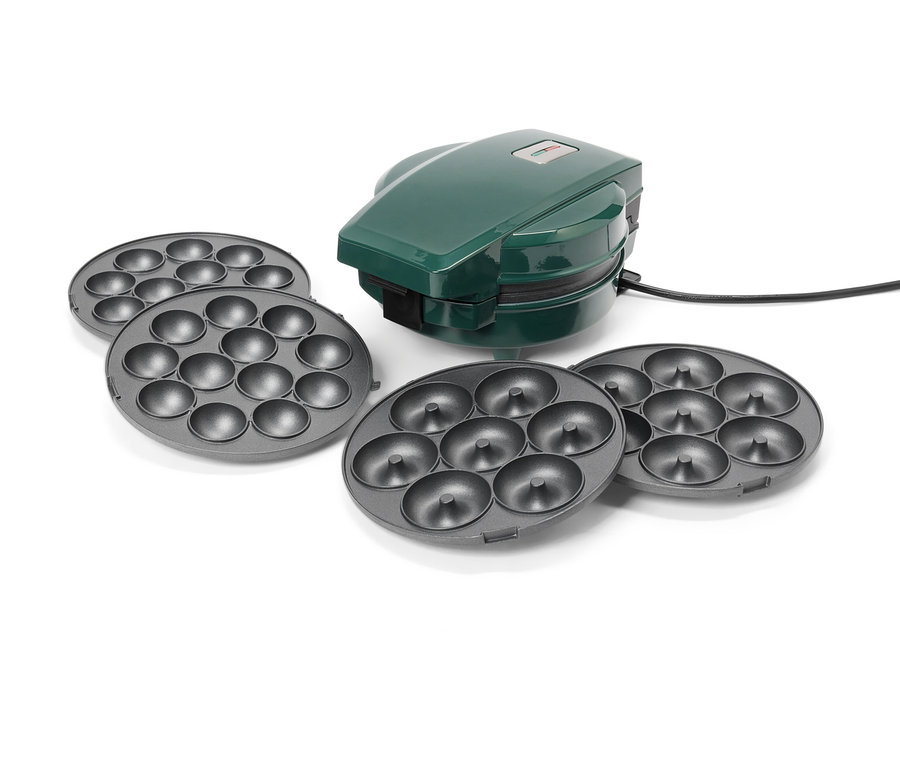 Zelený výrobník na šišky so štyrmi sivými vymeniteľnými doskami na šišky na bielom pozadí.