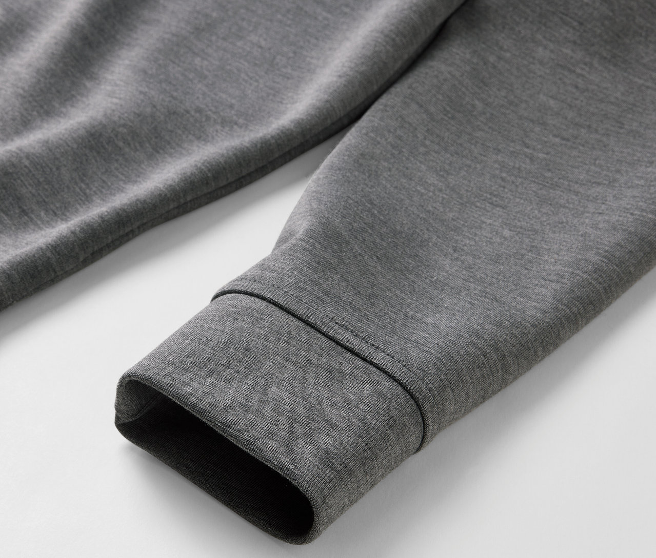 Detail šedej melírovanej mikiny s kapucňou z modalovej zmesi.