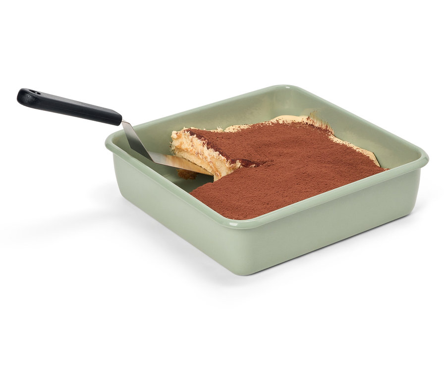 Zelená panvica s tiramisu a stierkou.