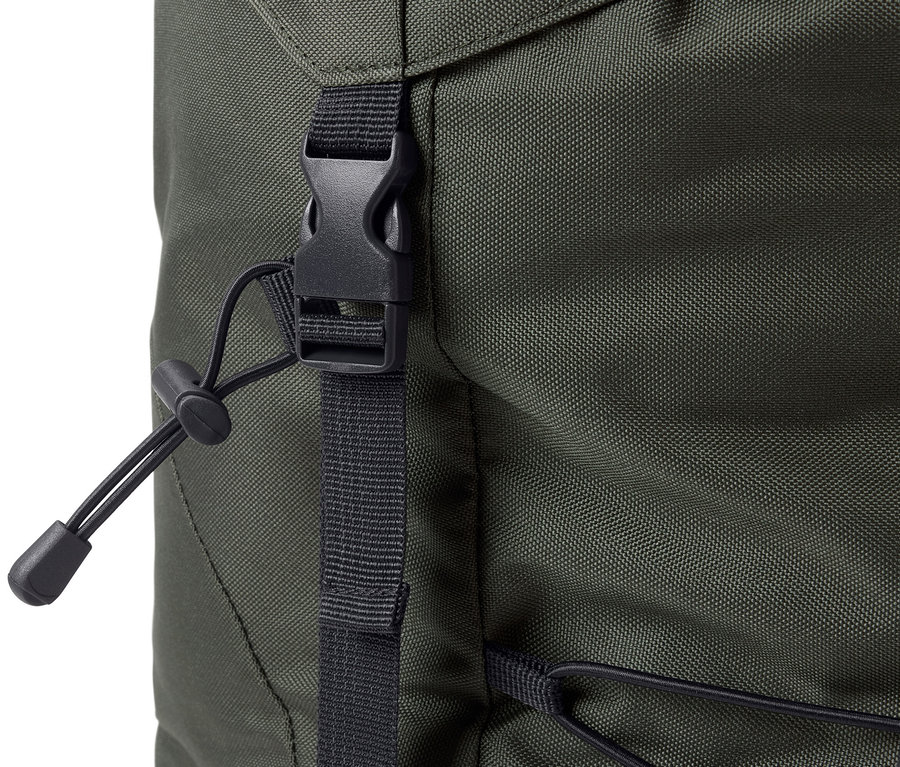 Detail zeleného turistického batohu, 40 l, s čiernou sponou a sťahovacou šnúrkou.