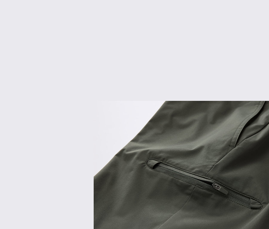 Detail khaki funkčných nohavíc 2 v 1 so zipsovým vreckom.