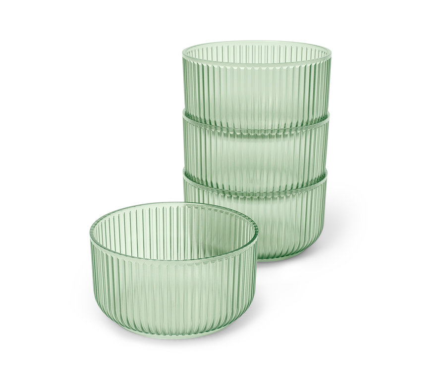 Štyri plastové misky naskladané na sebe.