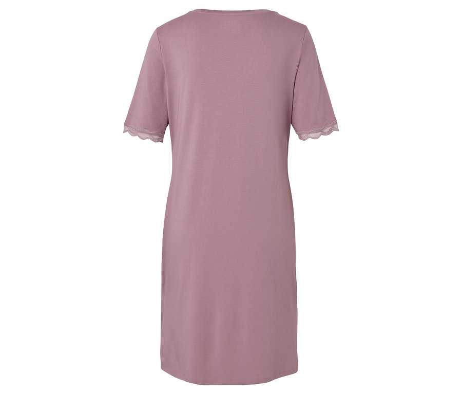Ružová nočná košeľa s krátkym rukávom a čipkou na leme rukávov.