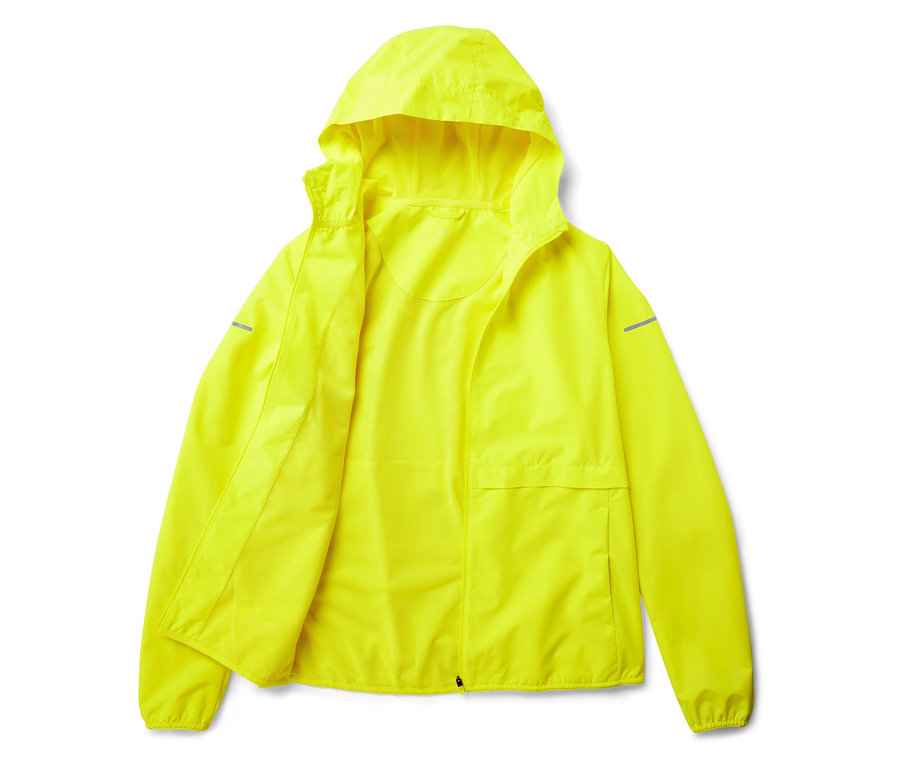 Žltá bunda s kapucňou leží otvorená na bielom pozadí.