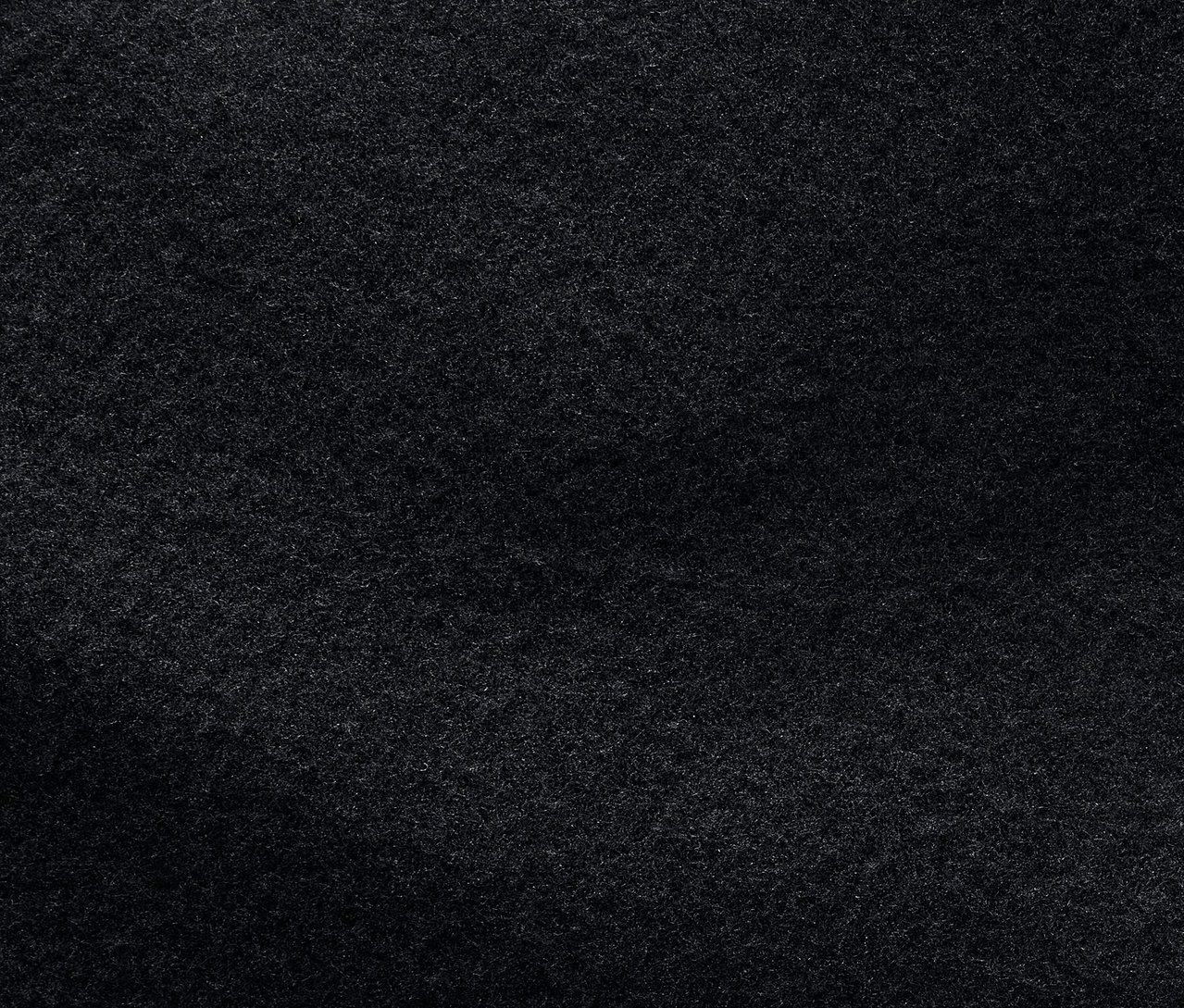 Detailný záber na textúru tmavosivej látky.