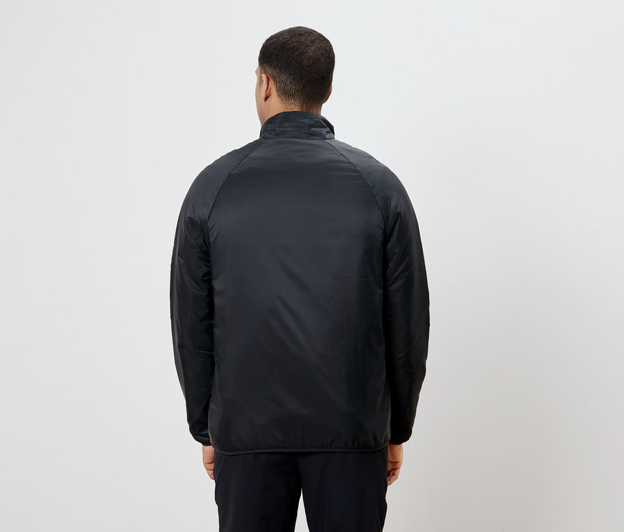 Muž chrbtom k fotoaparátu má na sebe čiernu bundu a nohavice.