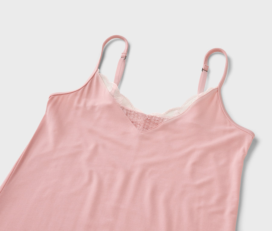 Ružová nočná košeľa s čipkou na bielom pozadí.