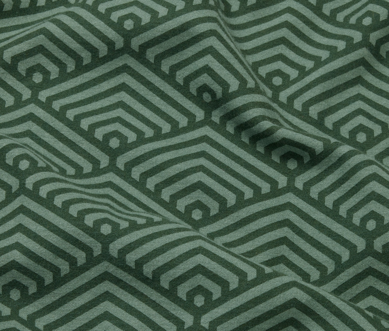 Detailný záber na dve zelené flanelové obliečky na vankúše s geometrickým vzorom.