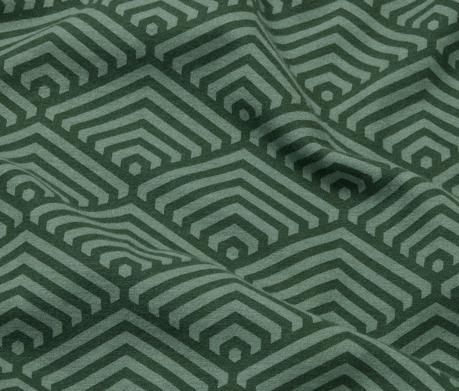 Detailný záber na dve zelené flanelové obliečky na vankúše s geometrickým vzorom.