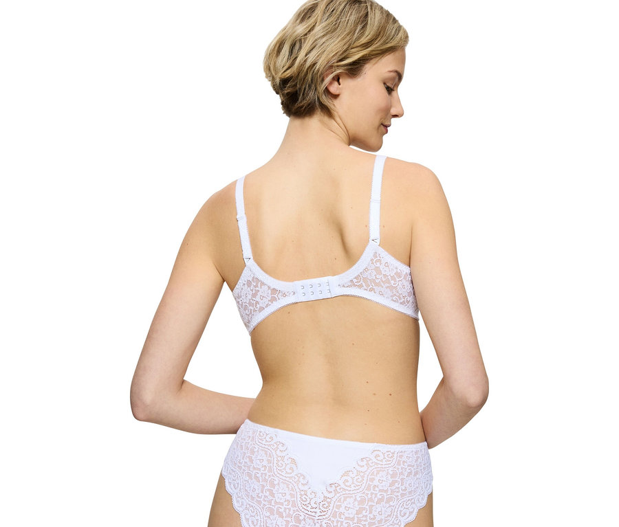 Pohľad zozadu na ženu v bielej čipkovanej spodnej bielizni.