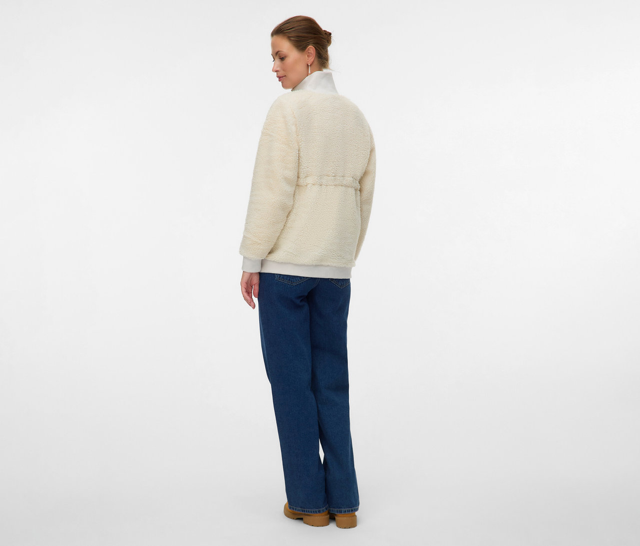 Žena zozadu v plyšovej bunde 3 v 1 MAMALICIOUS »MLCARLY«, džínsoch a topánkach.