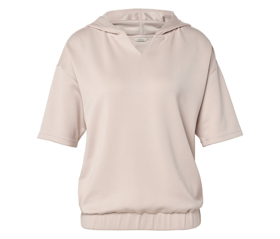 Na obrázku je béžová mikina s kapucňou a krátkymi rukávmi.