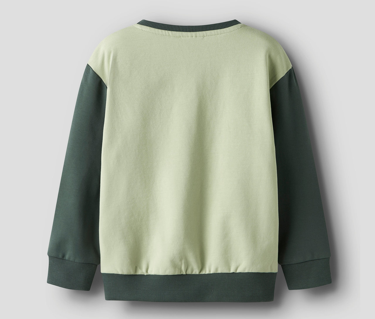 Pohľad zozadu na mikinu NAME IT vo farebnom bloku.