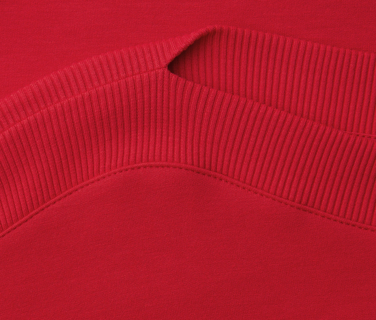 Detailný záber na rebrovaný výstrih červeného trička s krátkym rukávom Street One.