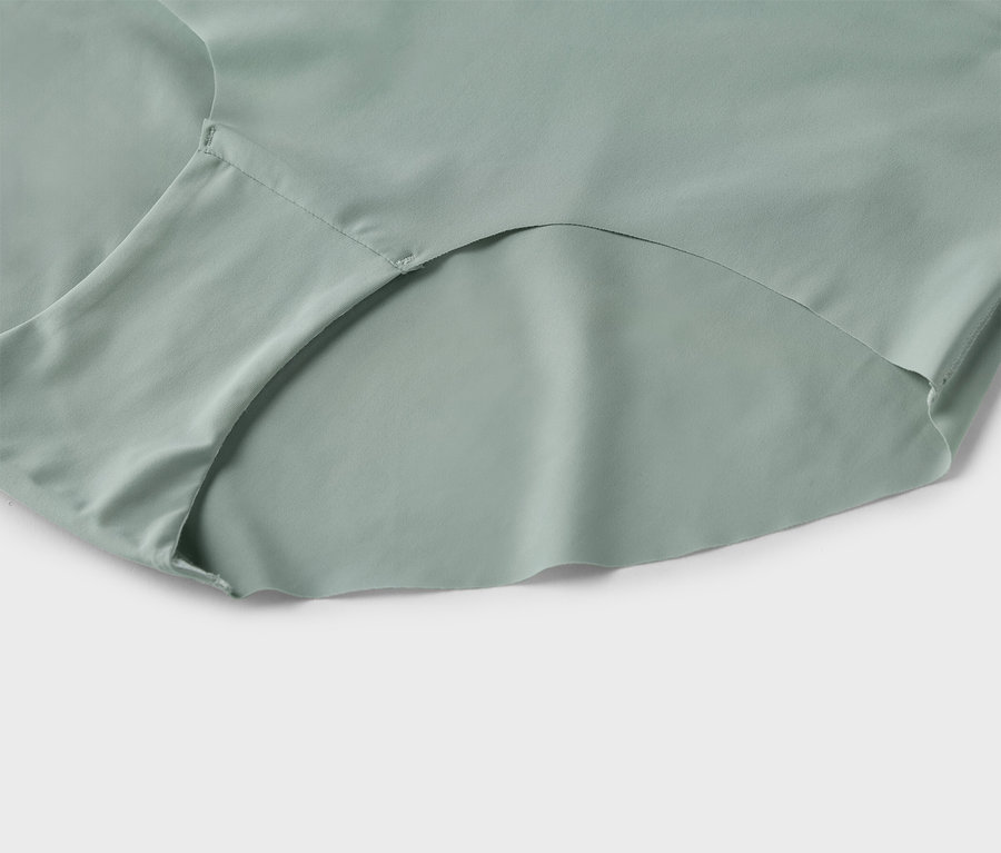 Detailný záber na jeden kus spodnej bielizne vo svetlozelenej farbe.