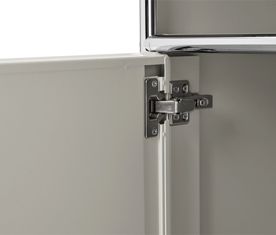 Detail závesu skrinky na sivých dverách skrinky.