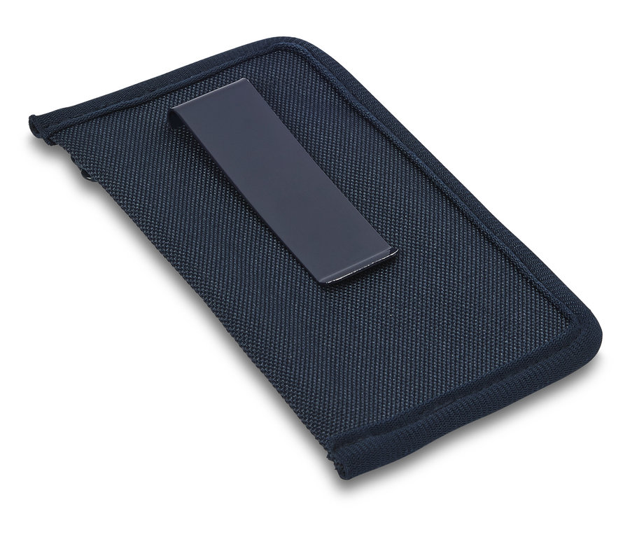 Detail záberu Sicherheits-Hosenbund-Geldbörse s klipom na modrej látke.