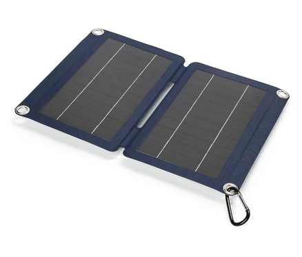 Rozložený modrý solárny panel s karabínou leží na bielom pozadí.