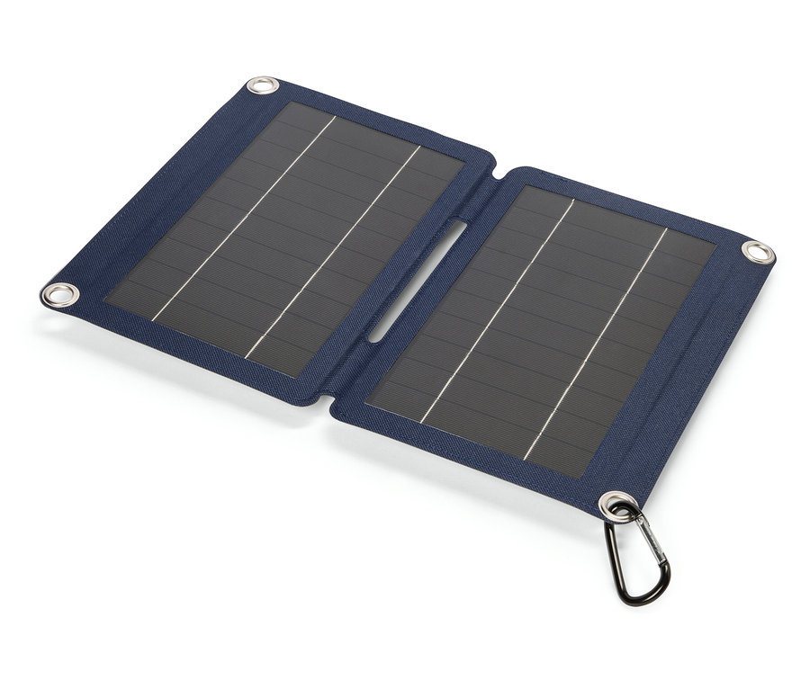 Rozložený modrý solárny panel s karabínou leží na bielom pozadí.