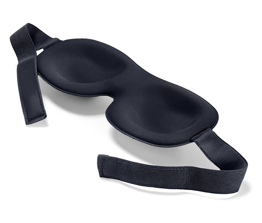 Čierna maska na spanie leží na bielom pozadí.