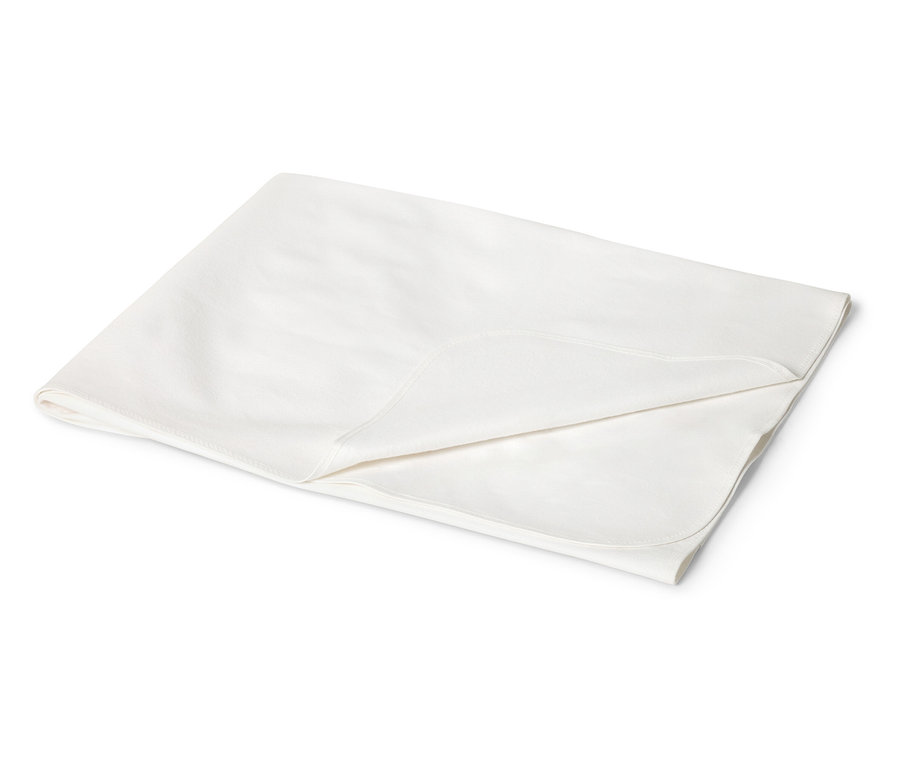 Detailný záber na zloženú krémovú detskú deku so zaoblenými rohmi na bielom pozadí.