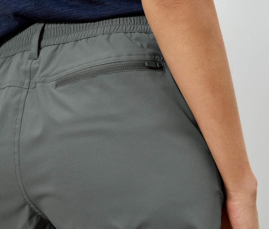 Detail zadnej časti sivých nohavíc s vreckom na zips.