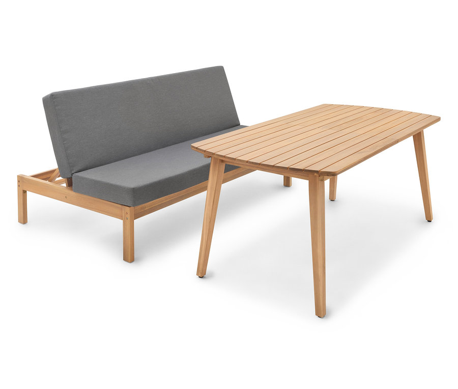 Sivá pohovka s dreveným stolom na bielom pozadí.