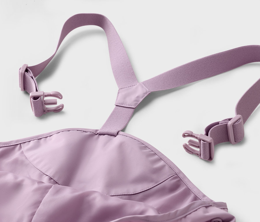 Detail fialových ramienok a praciek na bielom pozadí.