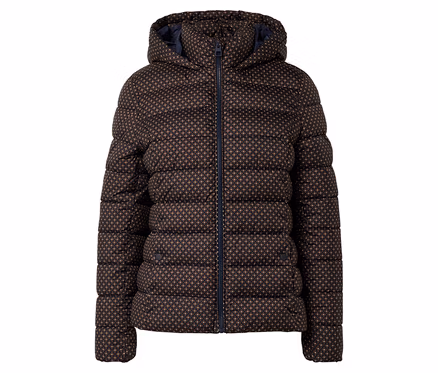 Prešívaná hnedá bunda s kapucňou so vzorom malých kosoštvorcov a bodiek je zapnutá na zips.