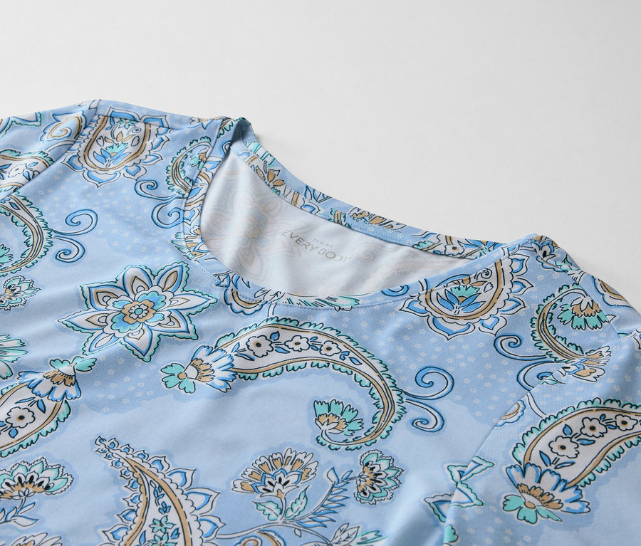 Detailný záber svetlomodrého topu s bledomodrým paisley vzorom.