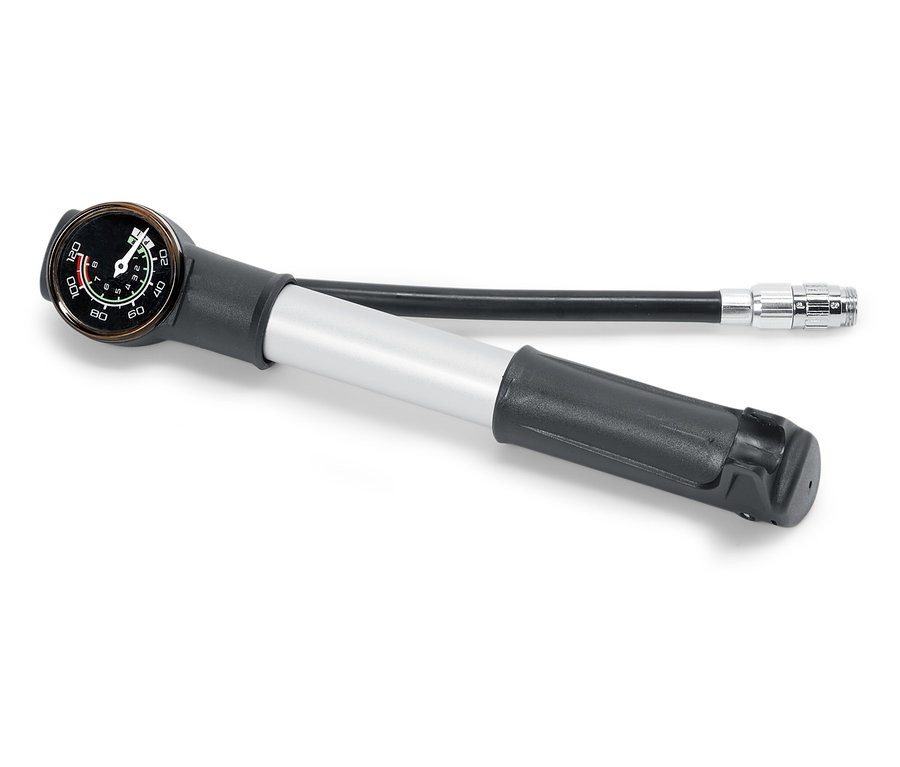 Hustilka na bicykel s manometrom leží na bielom pozadí.