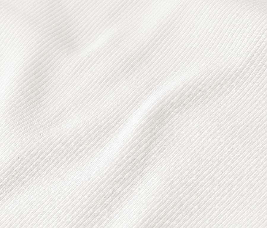 Detail rebrovanej bielej látky.