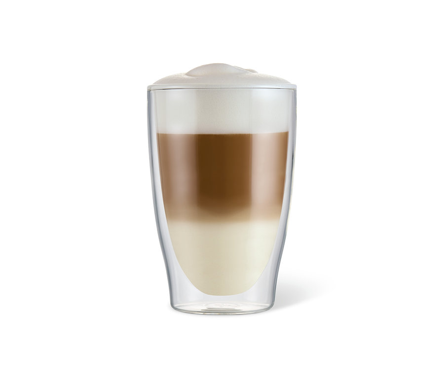 Latte macchiato v dvojstennej pohári.