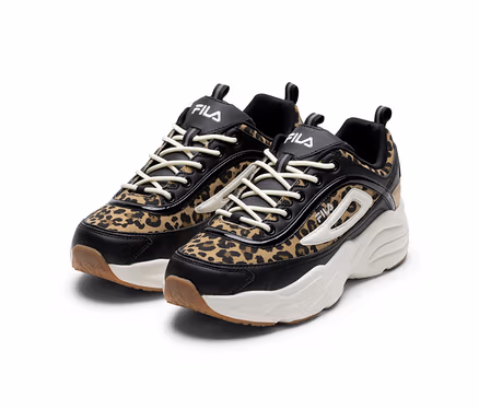 Dva tenisky FILA s leopardím vzorom, čiernymi detailmi, bielymi podrážkami a krémovými šnúrkami.
