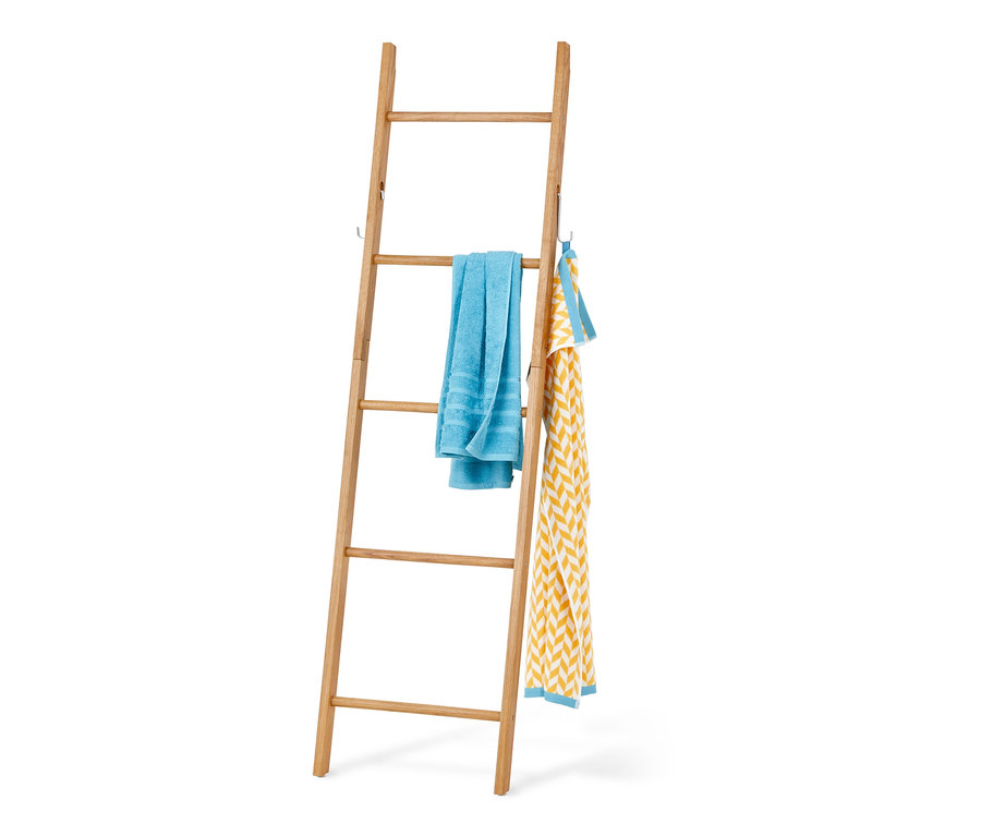 Dva rebríky na oblečenie z dubového dreva s modrým a žlto-bielym uterákom.