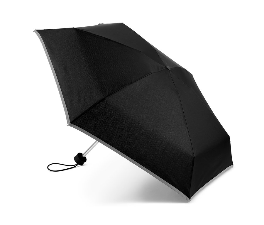 Čierny skladací dáždnik.