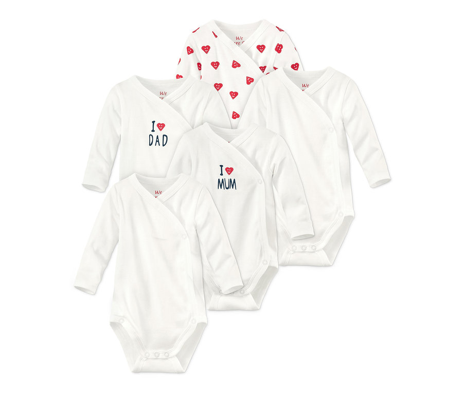 Päť bielych body s dlhým rukávom z biobavlny. Jedno má potlač červených srdiečok, ďalšie dve majú nápis "I <3 DAD" a "I <3 MUM".