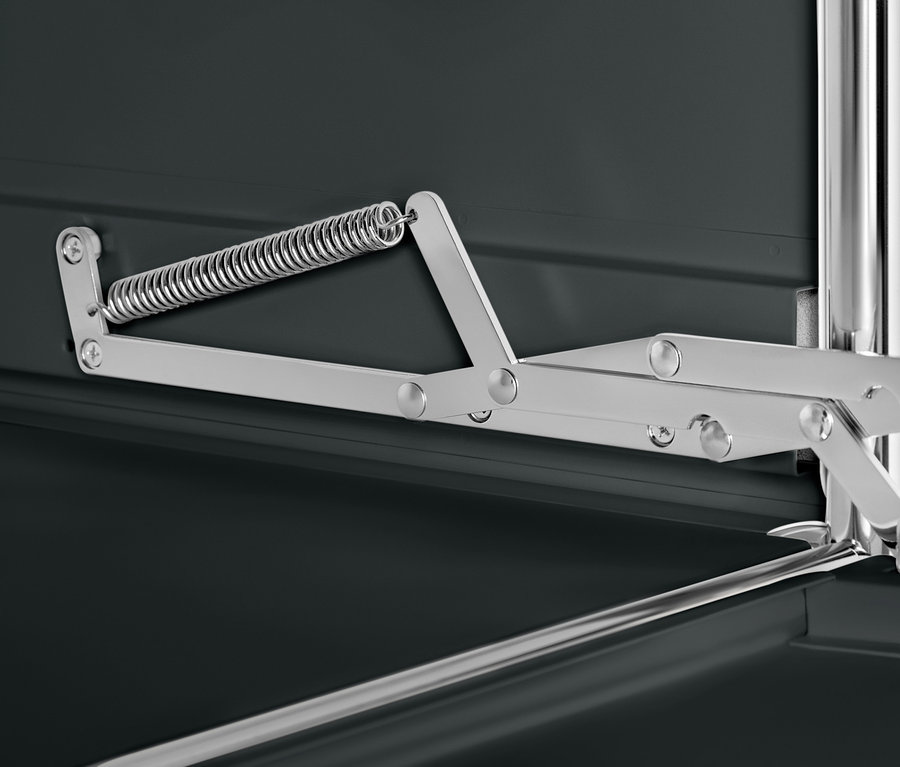 Detail mechanizmu čierneho kovového skriňového systému »CN3«.