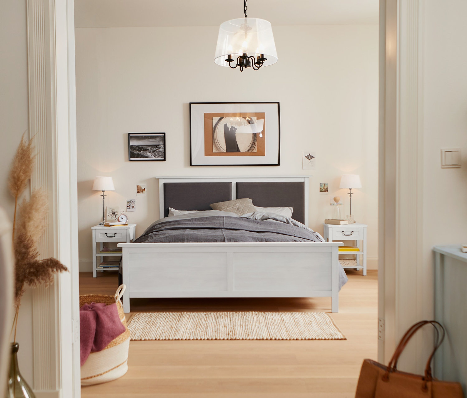 Spálňa s posteľou s čalúneným čelom s rozmermi 160 x 200 cm, nočným stolíkom so zásuvkou a stolovou lampou s textilným tienidlom.