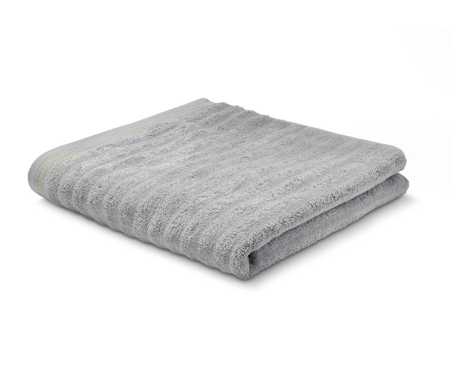 Zložená prémiová osuška sivej farby.