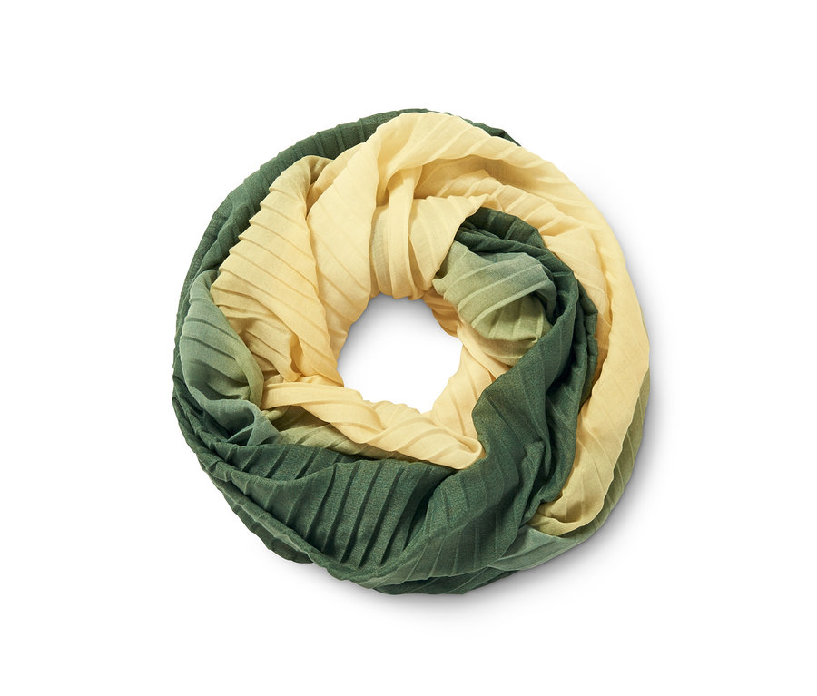 Detail plisovanej kruhovej šály v odtieňoch žltej a zelenej.