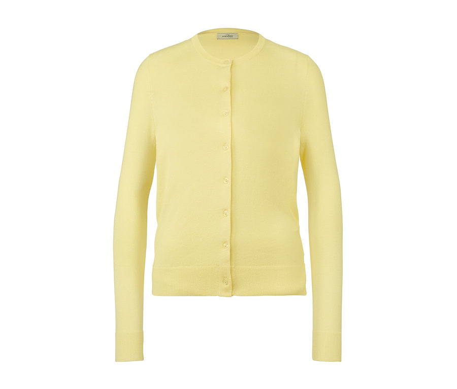 Žltý sveter z jemnej pleteniny s okrúhlym výstrihom a gombíkmi.