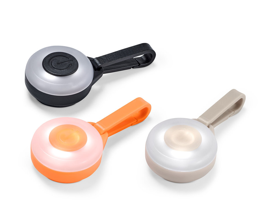 Tri prívesky s LED v rôznych farbách.