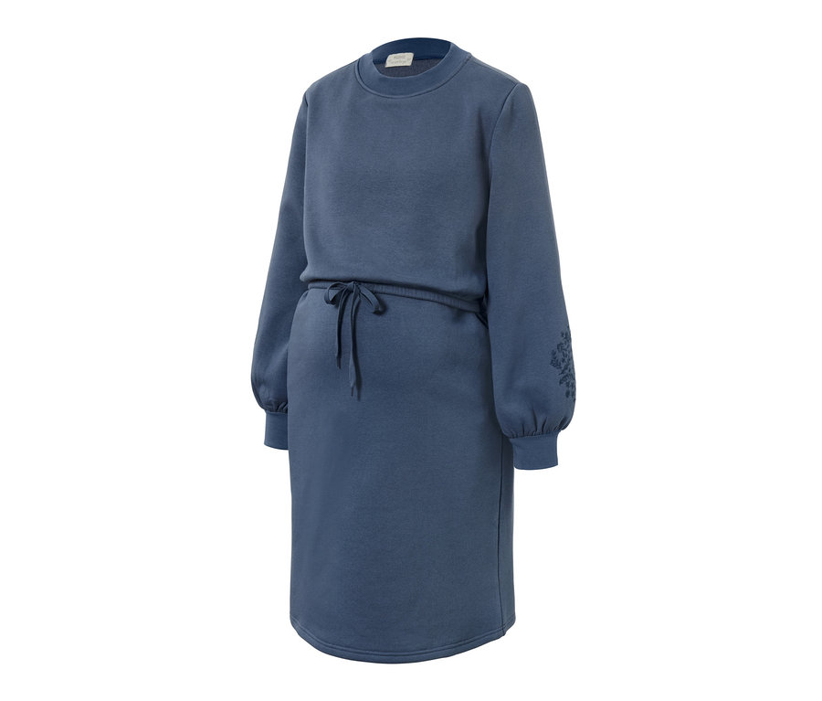 Modré tehotenské a dojčiace teplákové šaty s dlhými rukávmi, sťahovacou šnúrkou v páse a kvetinovou výšivkou na jednom rukáve.