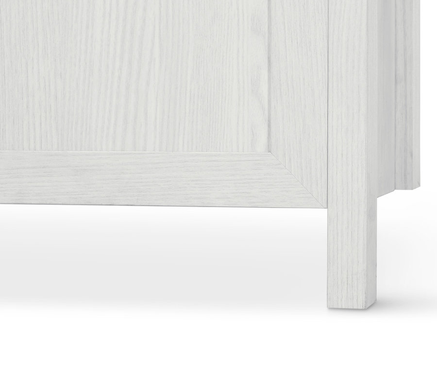 Detail bielej skrinky na topánky s vyklápacími priehradkami.