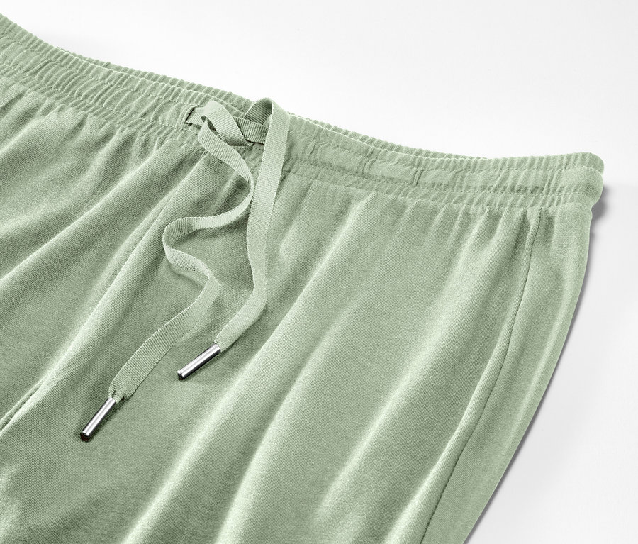 Detail pyžamových nohavíc.