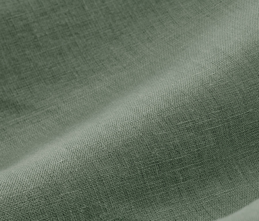 Detailný záber na zelenú ľanovú posteľnú bielizeň štandardnej a nadmernej veľkosti.