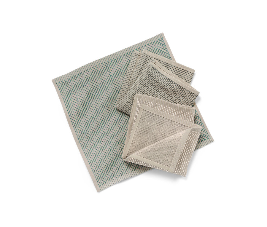 Štyri handričky na riad, 3 ks, s rôznymi vzormi a farbami sú naskladané na bielom pozadí.