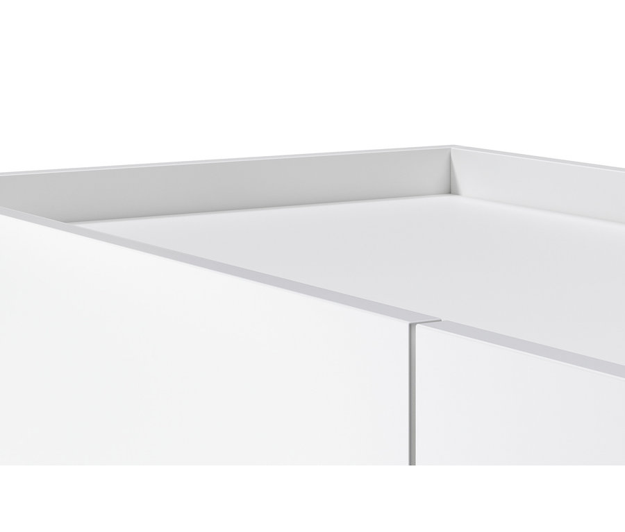 Detail bielej odkladacej skrinky, skrinky a vysokej skrinky.