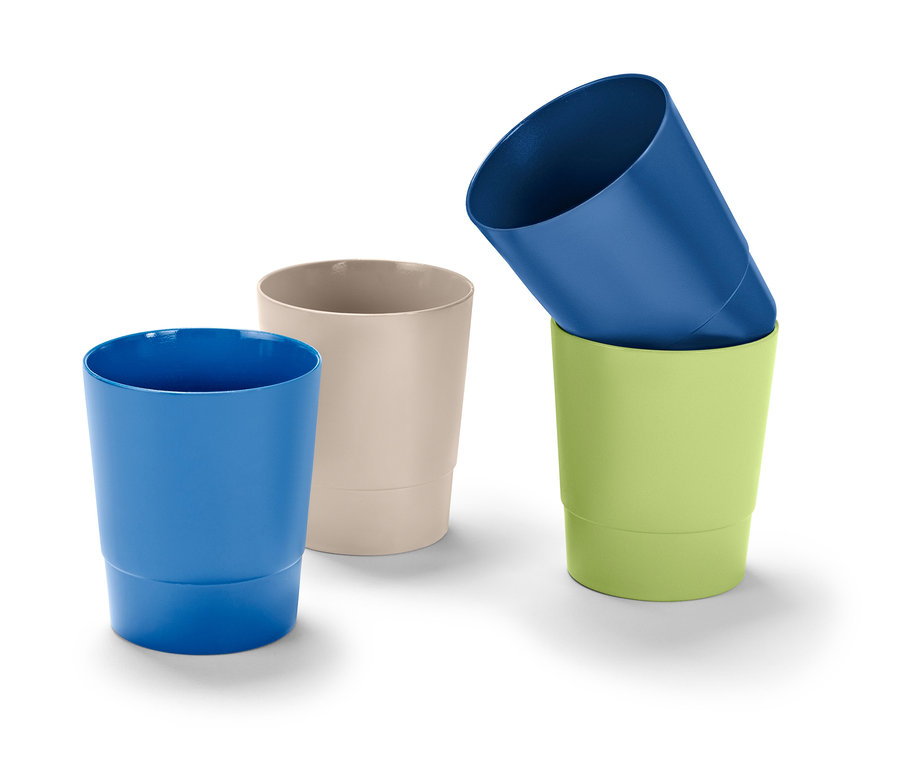 Štyri plastové hrnčeky v modrej, béžovej a zelenej farbe.